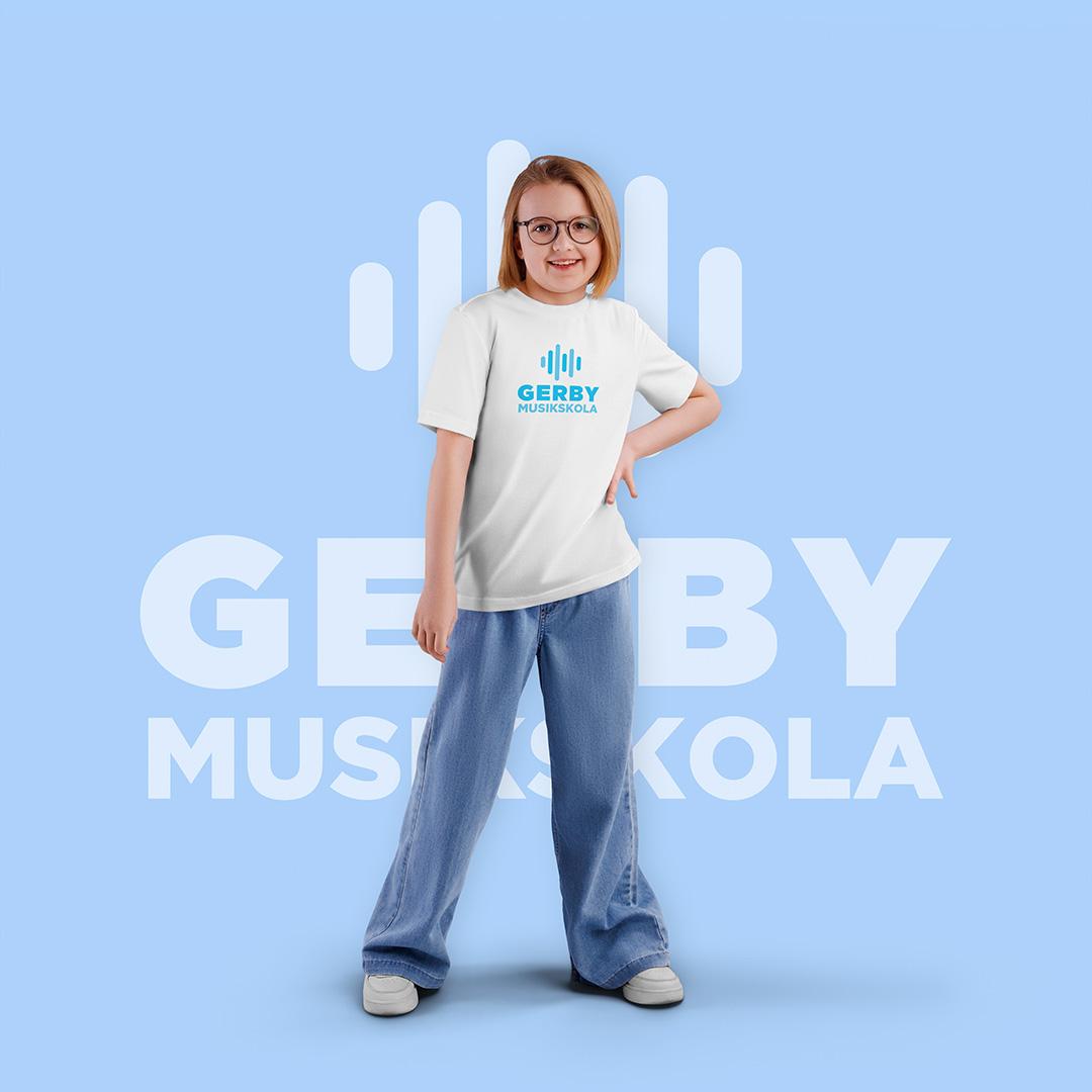 Vit T-skjorta - Bl&aring; text